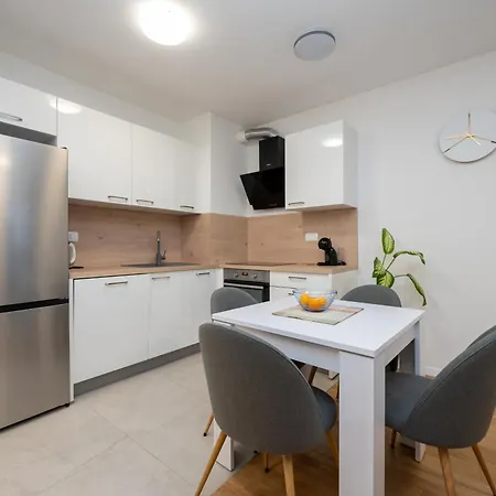 With Parking Space - 23405 * 扎达尔